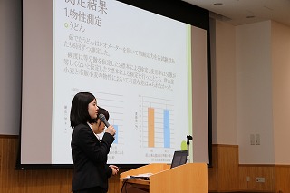写真：発表する食物学科の学生