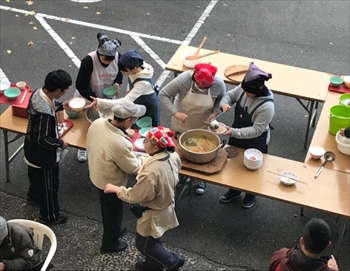 写真：屋外で学生がご飯を作る様子