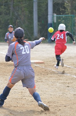 写真:内野ゴロを処理し、1塁へ送球する選手
