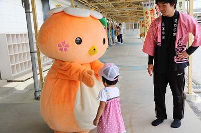 写真：参加した子どもたちと握手をするミマッパチャン