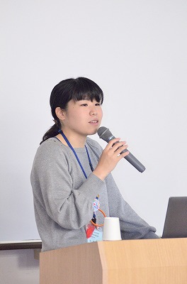 写真：熱心に話をする先輩社会福祉士