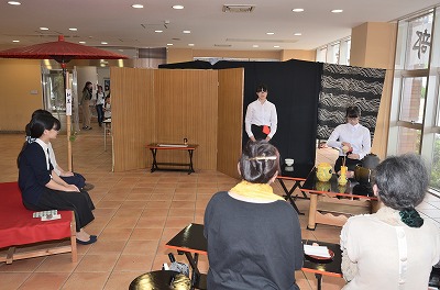 写真：白梅祭。模擬店。茶道部