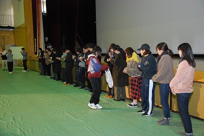 写真：お世話になった先輩方へ名刺入れのプレゼント