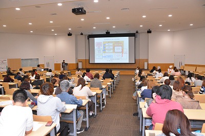 講演を聞く全体の様子