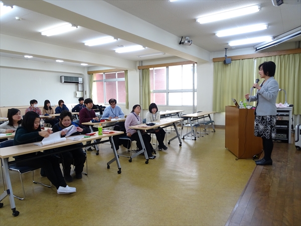 写真：教壇に立つ講師の先生と、それを見る参加者