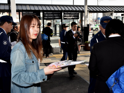 写真：汽車利用者にチラシを配る学生1人