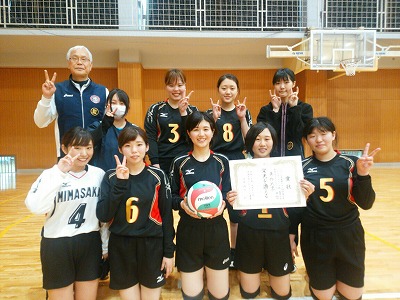 写真：試合終了後に全員で記念撮影。