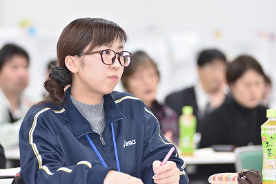 写真：フォーラムの基調講演。やまもとみやこさんの講演をメモを取りながら熱心に聞く参加者