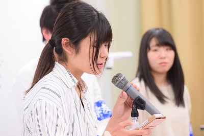 壇上で話す役員