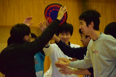 ドッチビーをする学生たち
