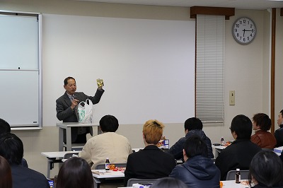 写真：学生にアドバイスを話す教員