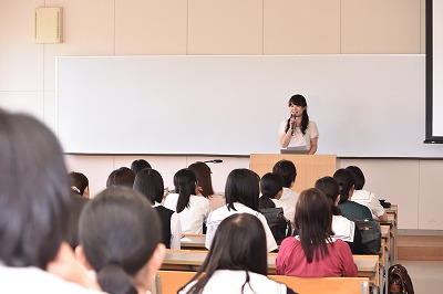 写真：幼児教育学科のイベントで学科の説明をする卒業生