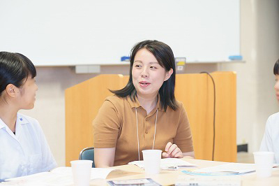 写真：食物学科、学生との座談会で熱心に説明する学生スタッフ