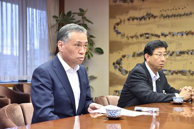 写真：質問をする谷口津山しちょう