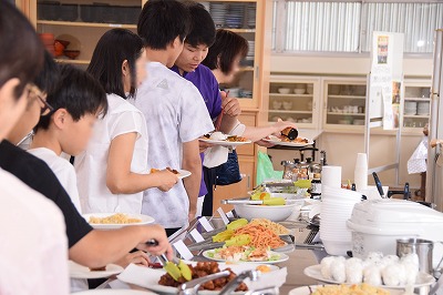 食事を食べる参加者