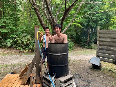 ドラム缶風呂に入る部員