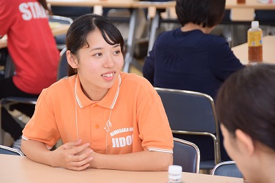 高校生に説明する様子