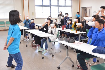 学生たちの演劇の様子