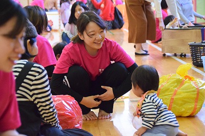 体育館で遊ぶ様子