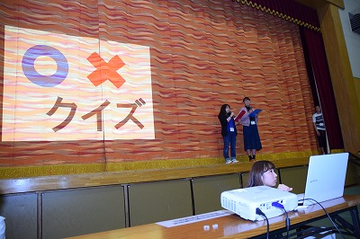 写真:まるばつクイズの進行の学生2人
