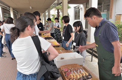 写真：それぞれの販売場所に列をなしてならぶ学生や教職員