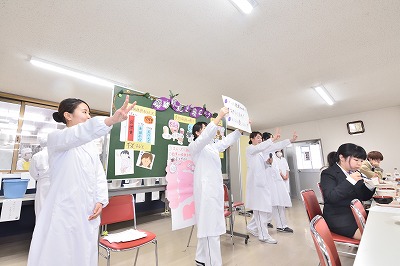 写真：栄養教育担当の学生の熱心な発表