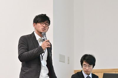 写真：社会福祉学会の様子。実践発表の一コマ。実践発表者かわかみ氏