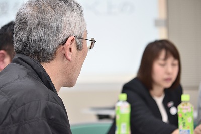 写真：フォーラムの情報交換。熱心に発言する参加者