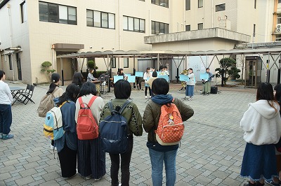 演奏を聴く学生たち