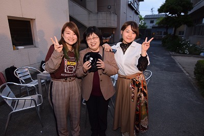 バーベキューを楽しむ学生と先生