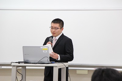発表する学生の様子