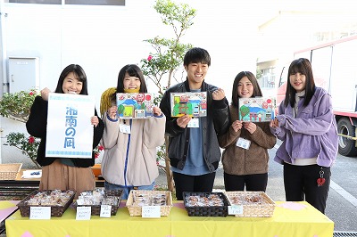 プレゼントされたイラストを持っている学生の集合写真
