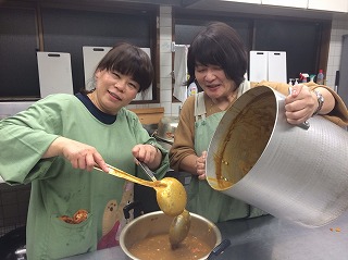 写真：カレーを調理する教員