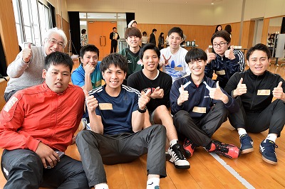 写真：学長と一緒に男子学生