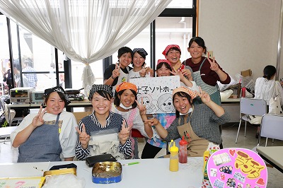 写真：白梅祭。模擬店。女子ソフトボール部