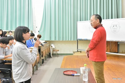 写真：講義の最後にお礼を述べる学生