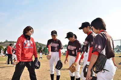 写真：受講者4人を前に投手講習で熱く指導するやまね選手
