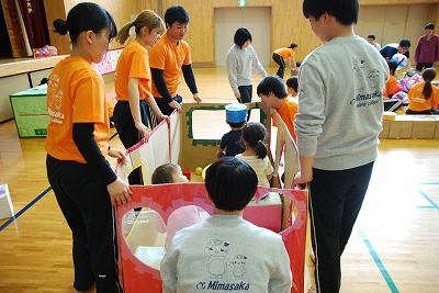 学生と子供が遊ぶ姿