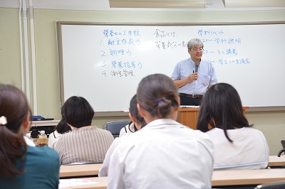 説明をする教員