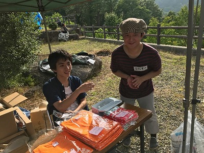 写真：テーブルに物品を並べるスタッフ
