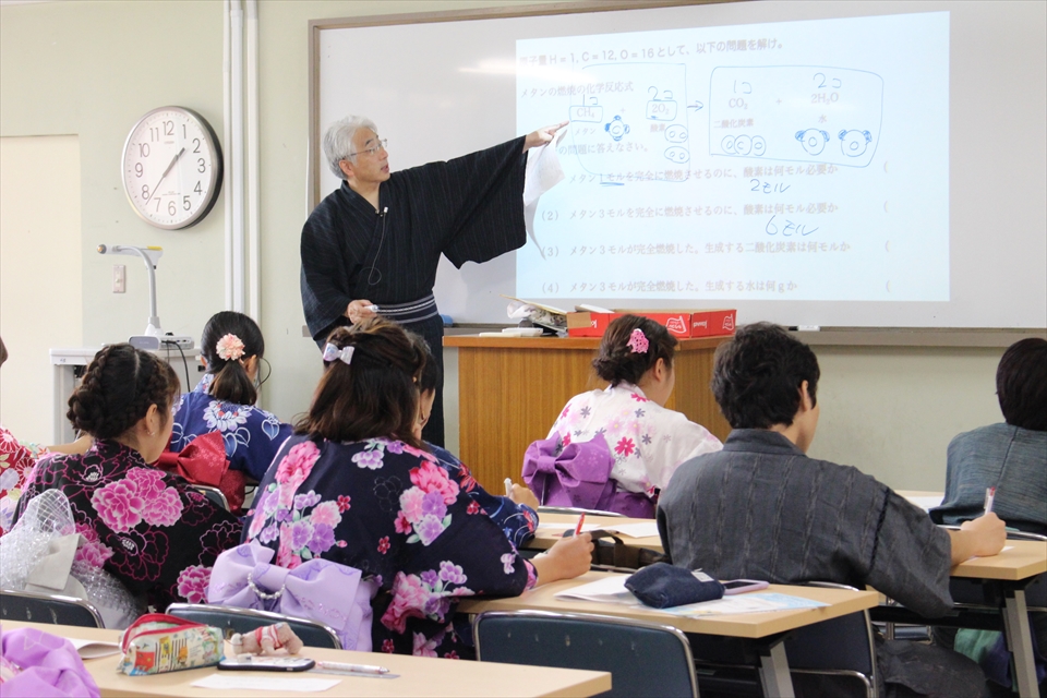 写真：浴衣を着て授業をする鵜崎学長と、いすに座って話を聞く学生
