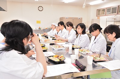 写真：マルイ担当者と協議検討している様子