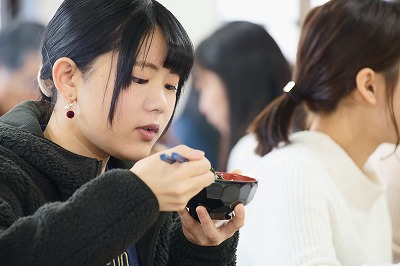 写真：おいしそうに提供された食事を食べる学生