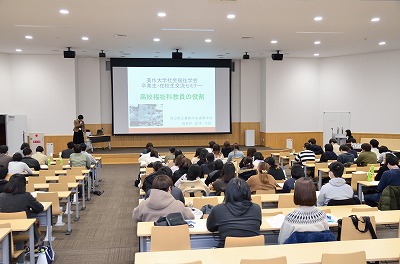 写真：社会福祉学会の様子。シンポジウムの一コマ