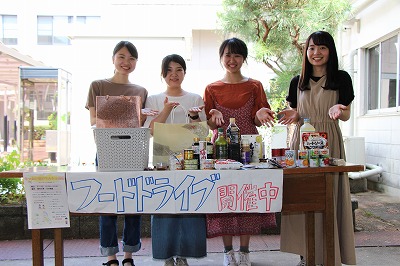 フードドライブを実施する学生