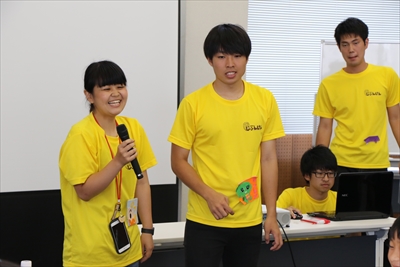 写真：学生2名がマイクを持って、レクリエーションの説明をしている様子