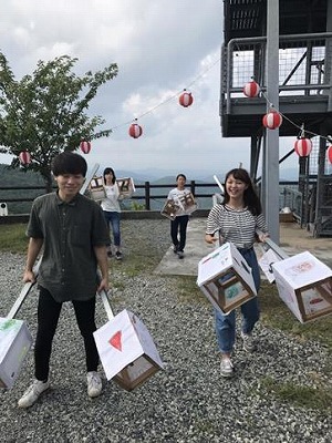 写真：行灯を運ぶスタッフ