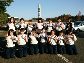 写真：ピースをして写る14名のバレー部員