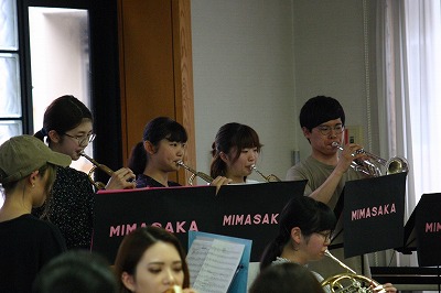 楽器を演奏する学生の姿