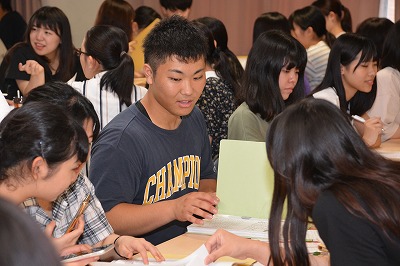 後輩に話をする学生